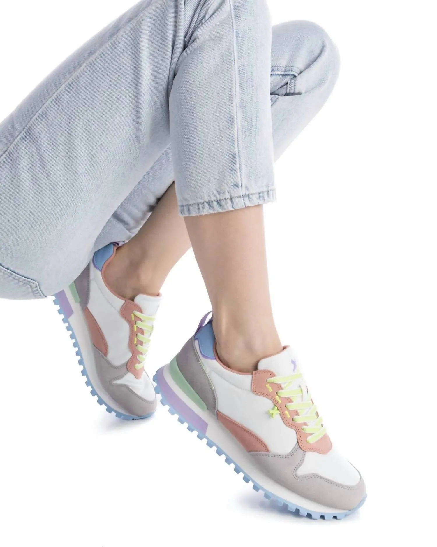 Women's Casual Sneakers In White