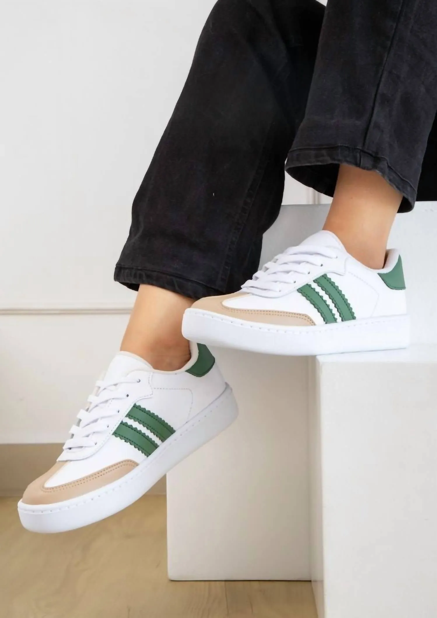 Women's Double Stripe Sneakers In White/green