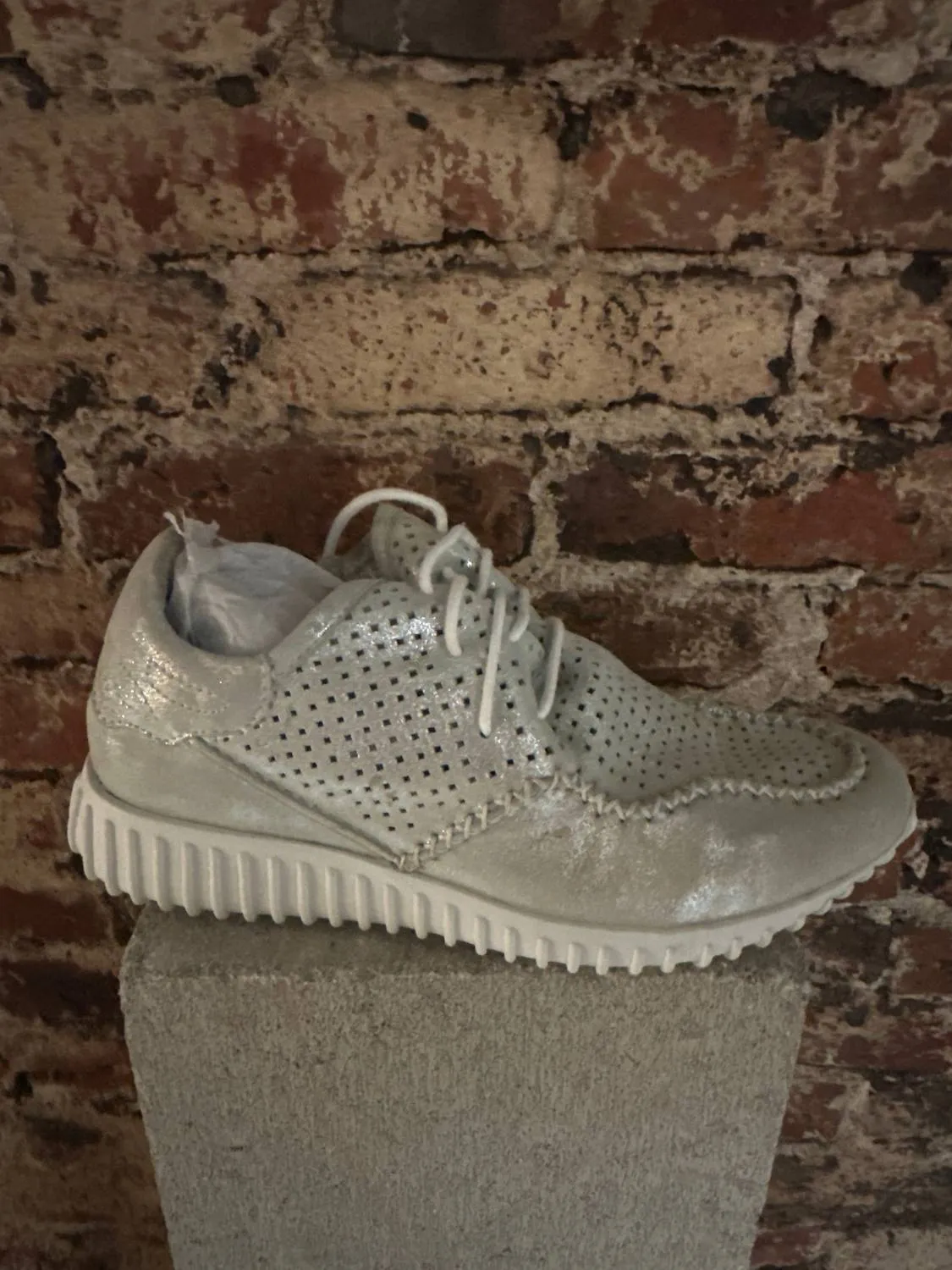 Women's Poker Hand Sneakers In Silver Metallic