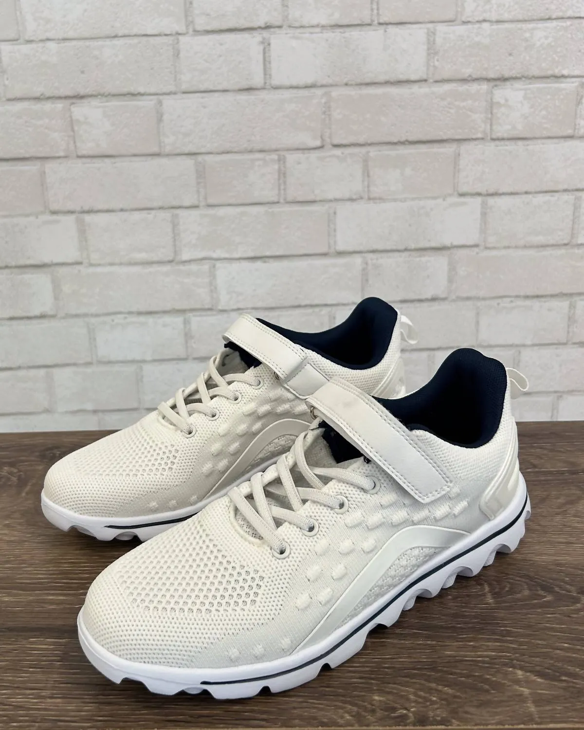 Women's Travelactiv Axial Sneakers In White & Navy