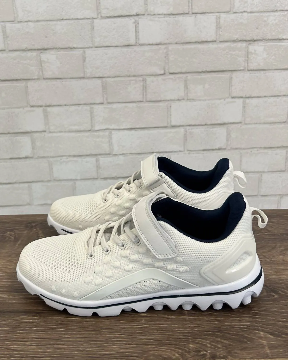 Women's Travelactiv Axial Sneakers In White & Navy